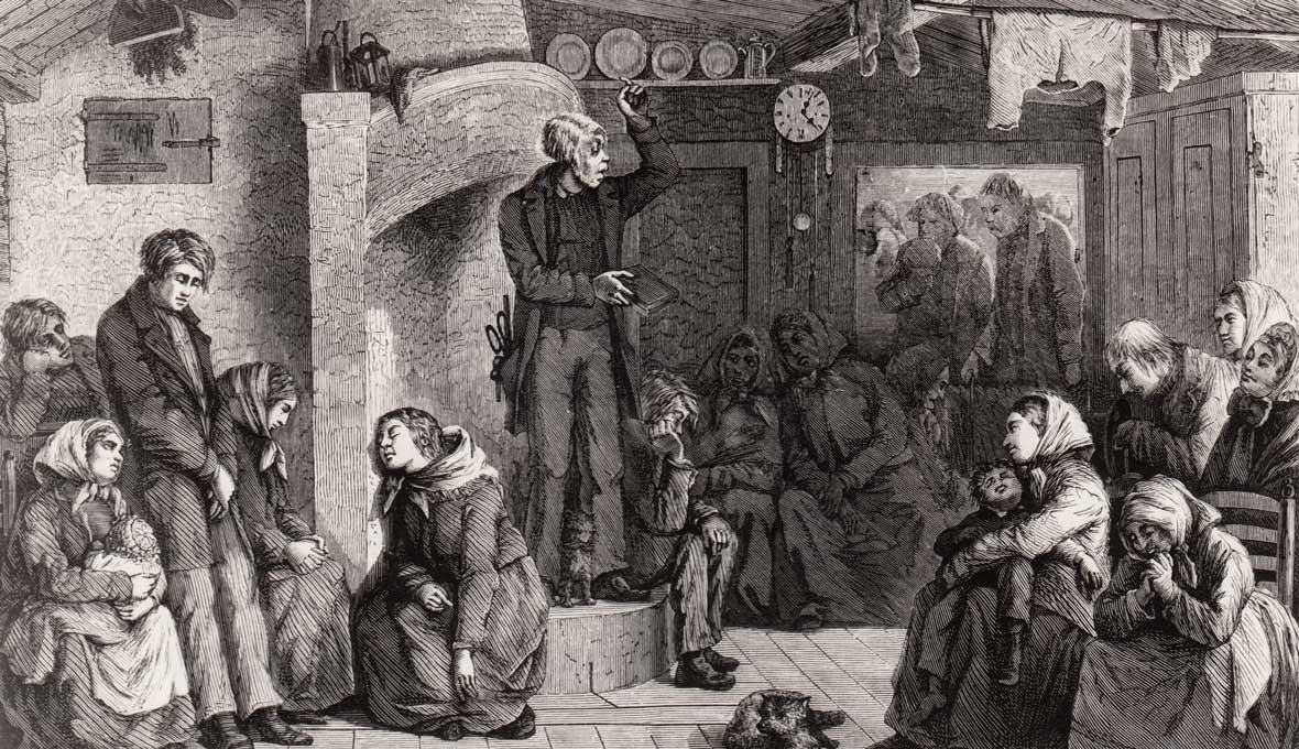 Historisk illustration från 1870 av en kolportör som predikar för människor i ett småländskt hem.