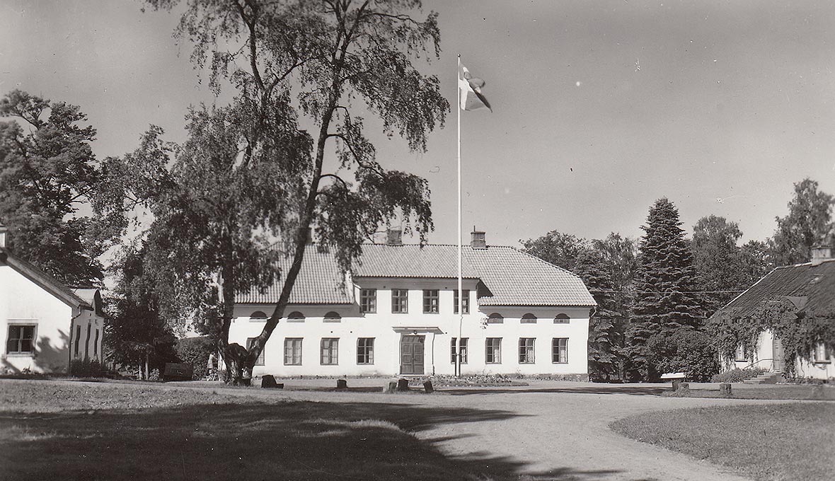 Hjälmareds ungdomsgård ombildades till folkhögskola 1957.